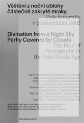 Levně Věštění z noční oblohy částečně zakryté mraky. Role fotografie v postmediální